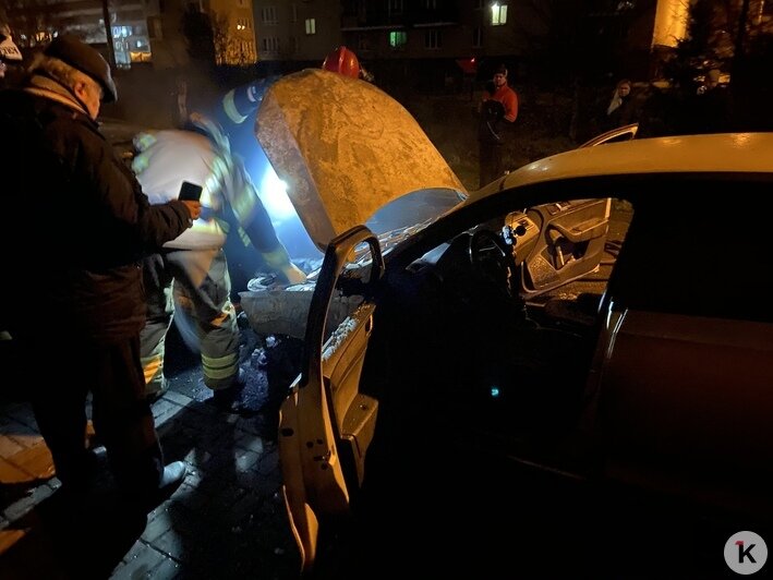 "Со Škoda огонь перекинулся на Hyundai": пожар на улице Горького сняли на видео - Новости Калининграда | Фото очевидца