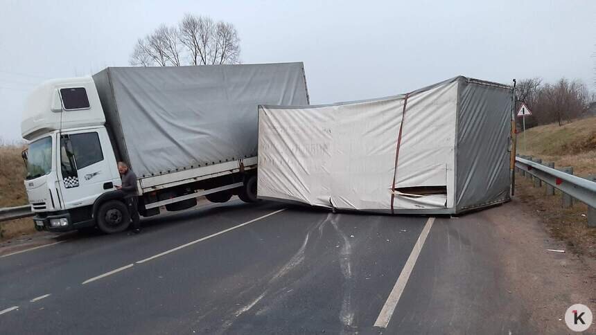 Трасса под Гусевом оказалась перекрыта из-за опрокинувшегося прицепа грузовика (фото, видео) - Новости Калининграда | Фото очевидца