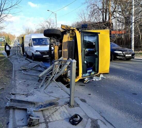 На ул. Суворова микроавтобус врезался в забор и перевернулся (фото) - Новости Калининграда | Фото: очевидец