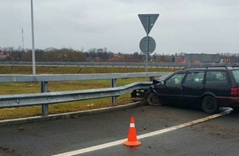 В Зеленоградском районе 77-летний водитель на Volkswagen протаранил отбойник (фото)   - Новости Калининграда | Фото: пресс-служба УМВД России по Калининградской области