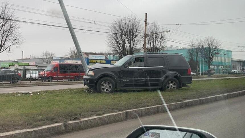 На Моспроспекте водитель внедорожника врезался в фонарный столб, бросил машину и скрылся (фото) - Новости Калининграда | Фото: очевидец
