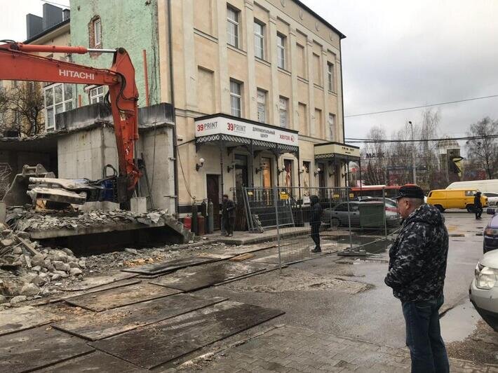 На Ленинском проспекте в Калининграде сносят незаконную пристройку (фото, видео) - Новости Калининграда | Фото: "Клопс"