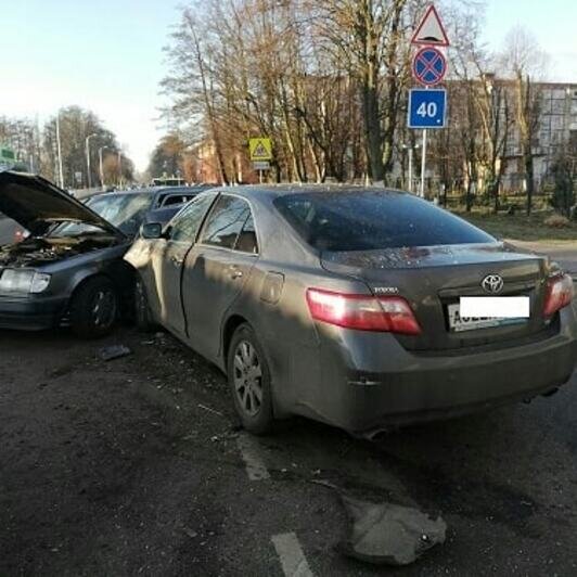 В Балтийске Mercedes протаранил легковушку, есть пострадавший (фото) - Новости Калининграда | Фото: пресс-служба УМВД России по Калининградской области