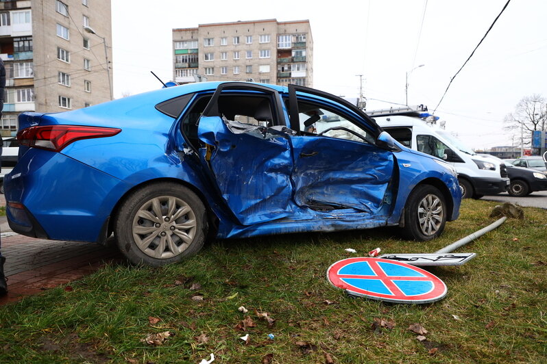 В центре Калининграда такси после столкновения с BMW вылетело на тротуар, пострадала пассажирка (фото, видео) - Новости Калининграда | Фото: Александр Подгорчук / "Клопс"