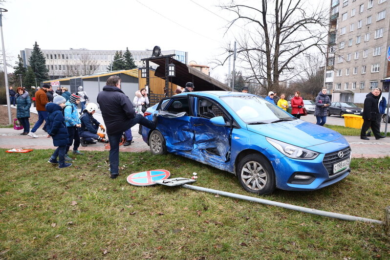 В центре Калининграда такси после столкновения с BMW вылетело на тротуар, пострадала пассажирка (фото, видео) - Новости Калининграда | Фото: Александр Подгорчук / "Клопс"