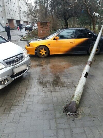 В Светлогорске автомобилист снёс фонарный столб и оставил микрорайон без освещения (фото)   - Новости Калининграда | Фото: администрация Светлогорска / Facebook