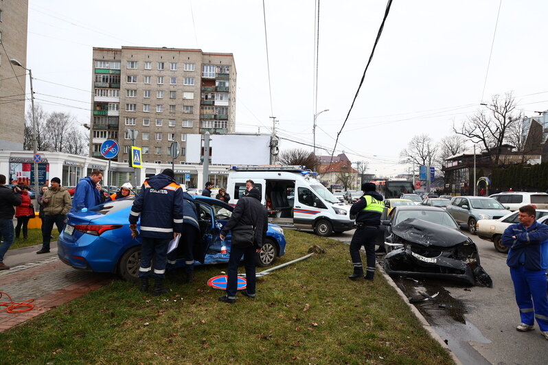 В центре Калининграда такси после столкновения с BMW вылетело на тротуар, пострадала пассажирка (фото, видео) - Новости Калининграда | Фото: Александр Подгорчук / "Клопс"