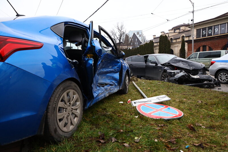 В центре Калининграда такси после столкновения с BMW вылетело на тротуар, пострадала пассажирка (фото, видео) - Новости Калининграда | Фото: Александр Подгорчук / "Клопс"
