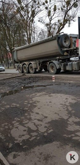 Возле воинской части на ул. Емельянова 90-летняя женщина упала в лужу, поскользнувшись на грязном тротуаре (фото) - Новости Калининграда | Фото: читатель "Клопс"
