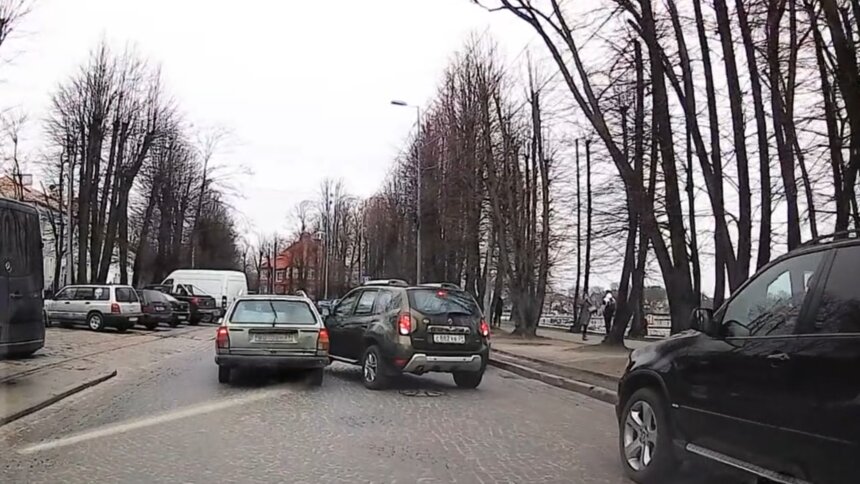 На ул. Пролетарской из-за столкновения двух машин образовалась пробка (видео ДТП) - Новости Калининграда | Изображение: кадр из видео