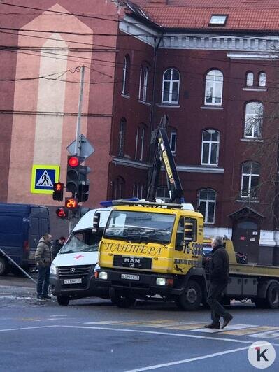 УМВД: перевернувшаяся на Фрунзе скорая перевозила мать с девятилетней девочкой (фото) - Новости Калининграда | Фото: УМВД России по Калининградской области, Анна Новицкая / "Клопс"