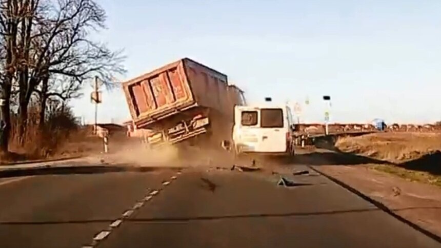 Момент аварии под Зеленоградском, где перевернулся песковоз, попал на видео - Новости Калининграда | Кадр видеозаписи