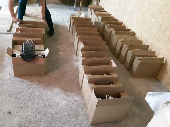 Жительница Янтарного незаконно хранила в гараже 430 канистр с алкоголем на 400 тыс. рублей (фото, видео) - Новости Калининграда | Фото: пресс-служба Западного ЛУ МВД России на транспорте