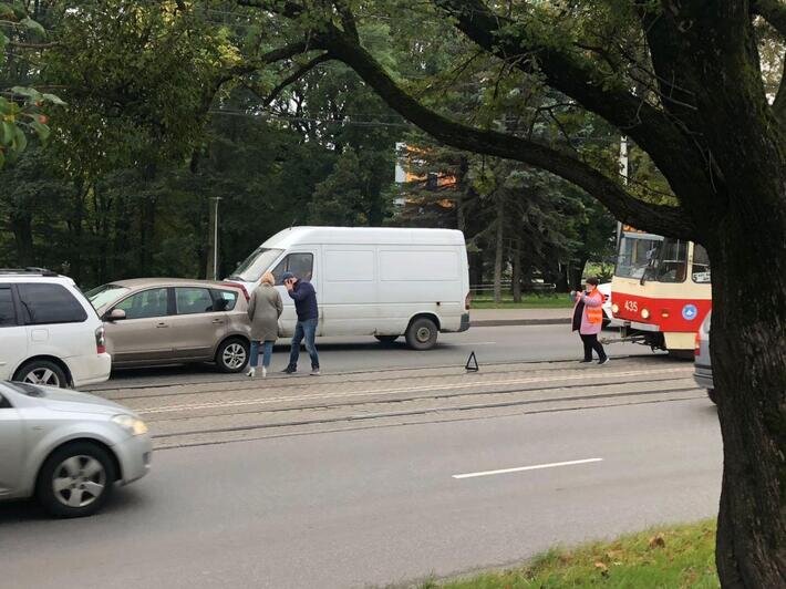На Черняховского из-за ДТП на путях встали трамваи   - Новости Калининграда | Фото: читатель "Клопс"