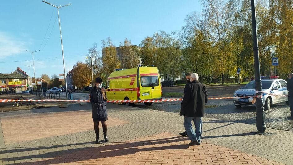 Работают полиция, скорая и МЧС: в Черняховске оцепили автовокзал из-за брошенного автомобиля (фото) - Новости Калининграда | Фото: Александр Пищик
