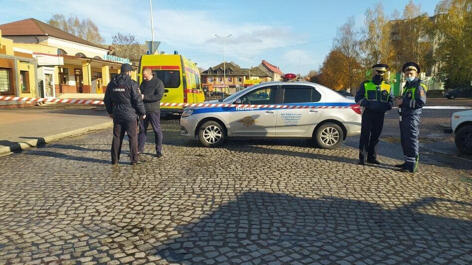 Работают полиция, скорая и МЧС: в Черняховске оцепили автовокзал из-за брошенного автомобиля (фото) - Новости Калининграда | Фото: Александр Пищик