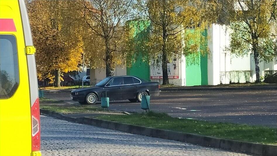 Работают полиция, скорая и МЧС: в Черняховске оцепили автовокзал из-за брошенного автомобиля (фото) - Новости Калининграда | Фото: Александр Пищик
