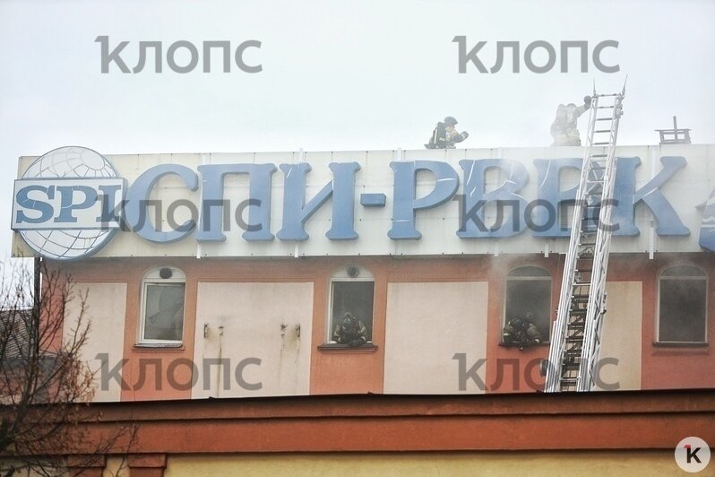 В Калининграде горит здание на территории бывшего ликёроводочного завода (фото) - Новости Калининграда | Фото: Александр Подгорчук