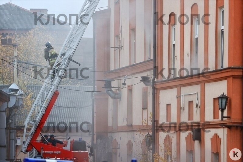 В Калининграде горит здание на территории бывшего ликёроводочного завода (фото) - Новости Калининграда | Фото: Александр Подгорчук