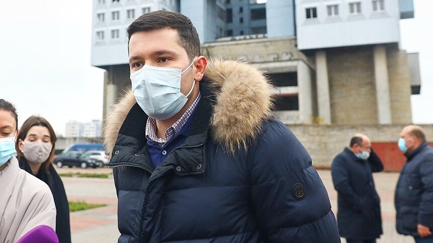 Удалёнка, общепит и лекарства от COVID-19: о чём спрашивают Алиханова после ужесточения ограничений - Новости Калининграда | Фото: Александр Подгорчук / "Клопс"
