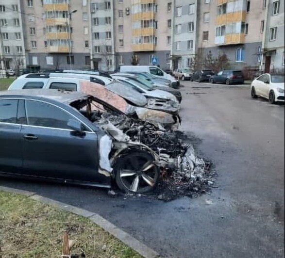 Сгоревшие автомобили на ул. Горького | Фото очевидцев