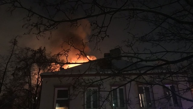 На ул. Сибирской в довоенном доме загорелись сто 