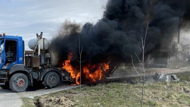 В Зеленоградске бетономешалка зацепилась за ЛЭП и загорелась (фото, видео)