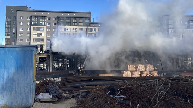 На Сельме произошёл пожар на стройплощадке поликлиники (фото, видео)