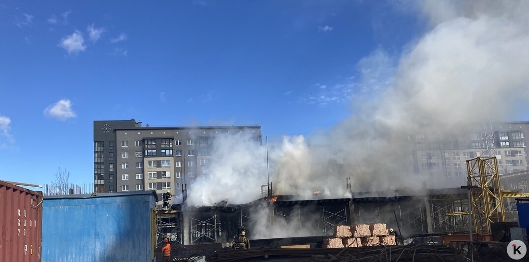 На Сельме произошёл пожар на стройплощадке поликлиники (фото, видео) - Новости Калининграда | Фото очевидца