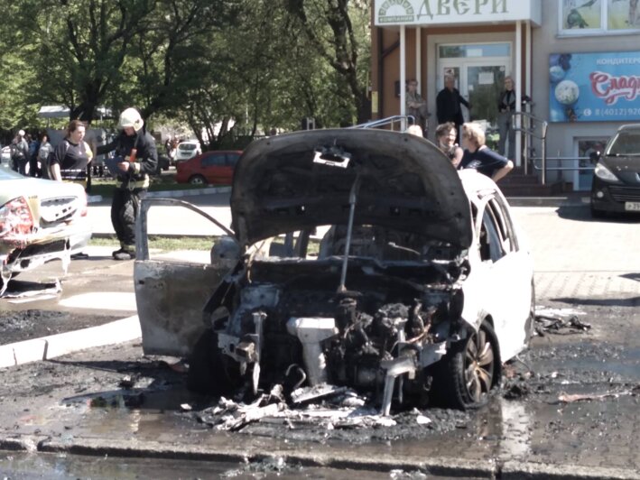На проспекте Мира загорелась машина с двумя женщинами внутри (фото, видео) - Новости Калининграда | Фото: очевидец