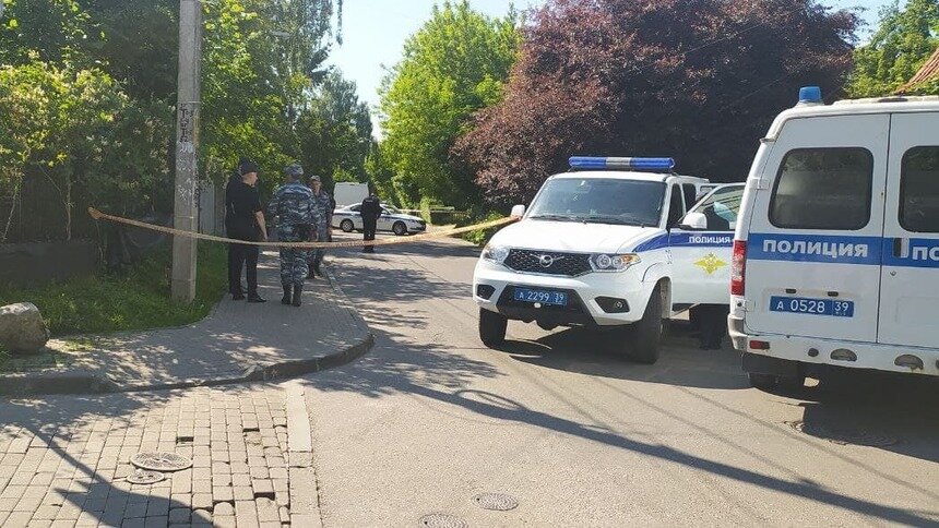 Очевидцы: в Калининграде оцепили дом на Саратовской из-за сообщения о взрывном устройстве - Новости Калининграда | Фото: Александр Пищик