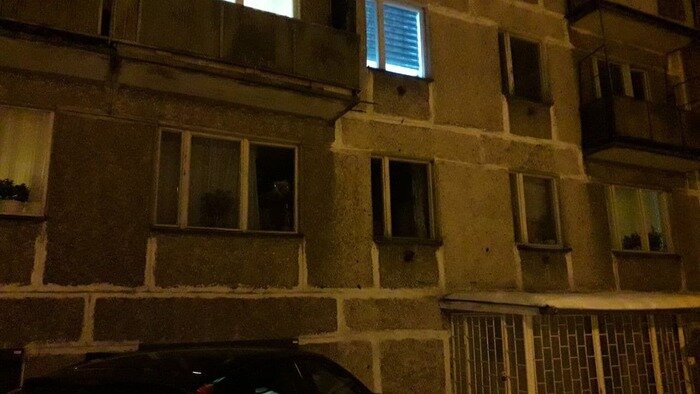 В окнах женщины на первом этаже с прошлого года горел свет | Фото: Ольга Запивалова / "Клопс"
