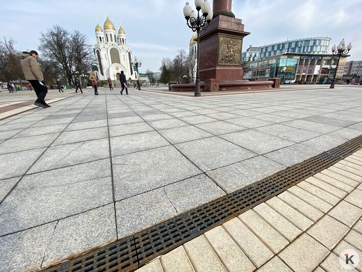 На площади Победы четвёртый год подряд трескается мраморная плитка (фото) - Новости Калининграда | Фото: Александр Подгорчук/"Клопс"