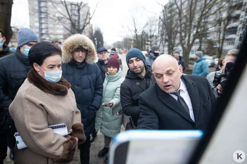 Провалы плитки и повреждённый постамент: озвучены замечания к подрядчику сквера на Рокоссовского (фото) - Новости Калининграда | Фото: Александр Подгорчук/"Клопс"