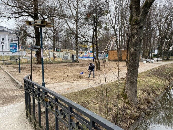 Утром 24 марта все конструкции убрали, площадку разровняли | Фото: Александр Подгорчук / "Клопс" 