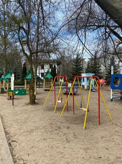 Так детская площадка выглядела утром 23 марта | Фото предоставлены администрацией парка "Юность"