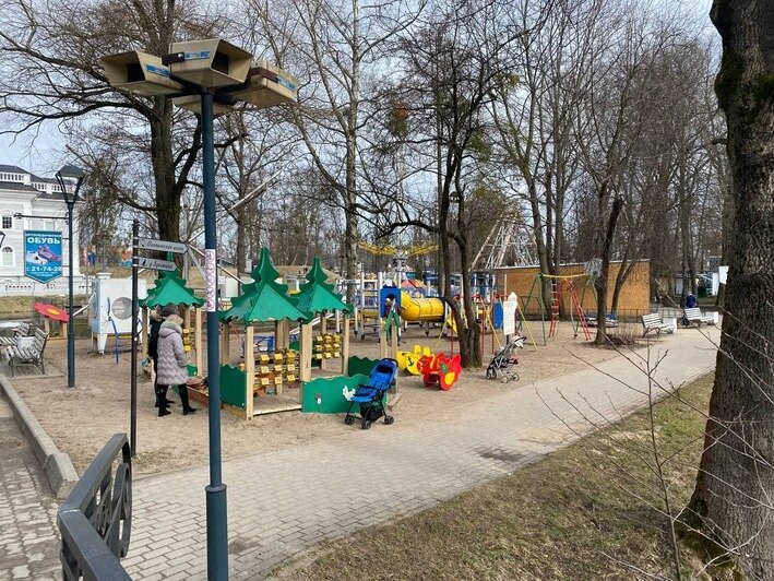 Так детская площадка выглядела утром 23 марта | Фото: Александр Подгорчук / "Клопс" 